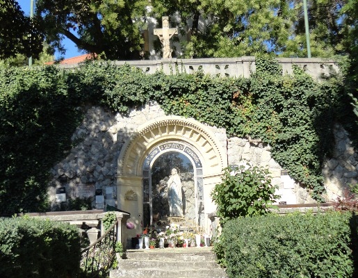 Lourdesi Szűz Mária barlang, Esterházy János ezt látta utoljára szeretett Felvidékjéből